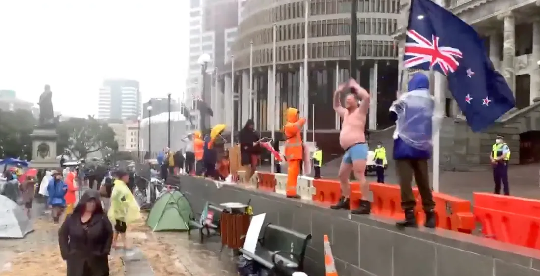 Nouvelle-Zélande : la “Macarena” diffusée en boucle pour disperser les manifestants (vidéo)